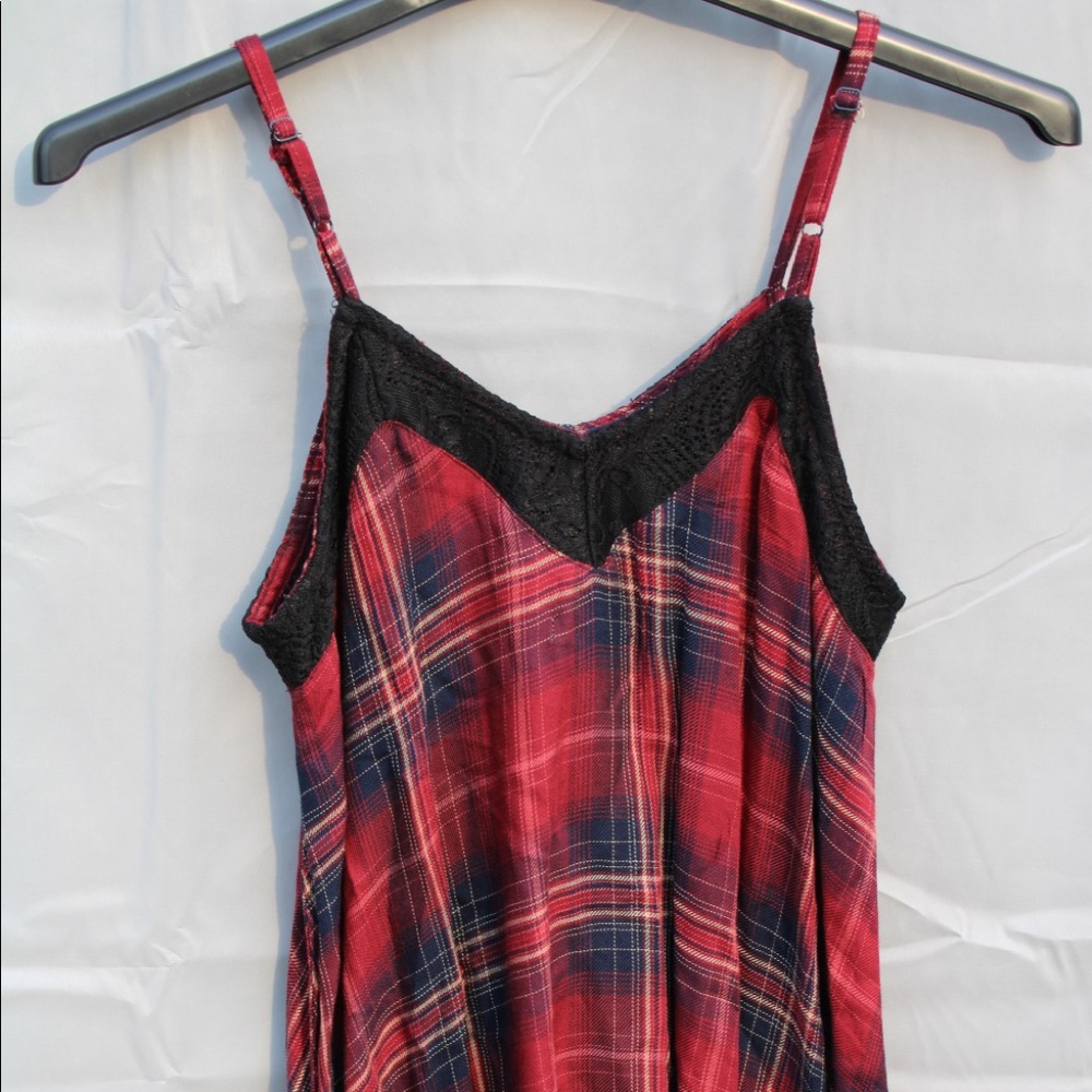Sleeveless plaid tunic with lace detail